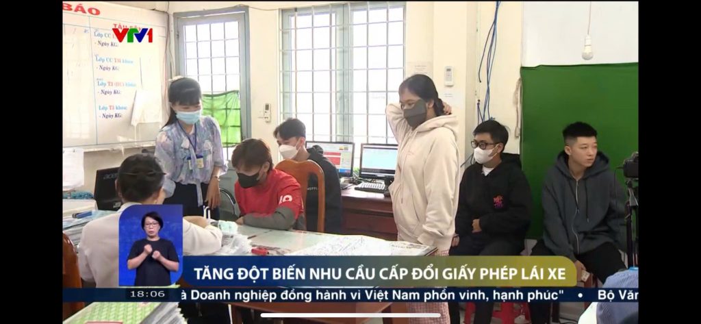 Tăng đột biến nhu cầu đổi Giấy phép lái xe một trong các nguyên nhân gây thiếu hụt phôi bằng (VTV1 Việt Nam hôm nay 18h 25/10/2024)